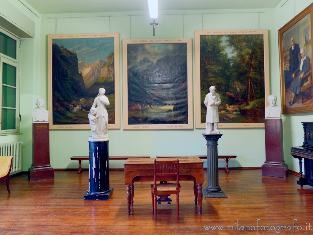 Besana in Brianza (Monza e Brianza, Italy) - Statues and canvas in the benefactors'room of Villa Fossati